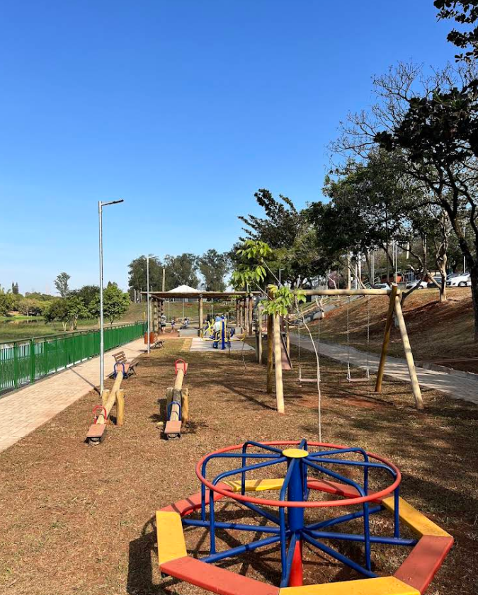 Estrutura da praça da juventude, a praça conta com playground, deck de madeira, estacionamento, iluminação, bancos e espaços para contemplação e convivência.